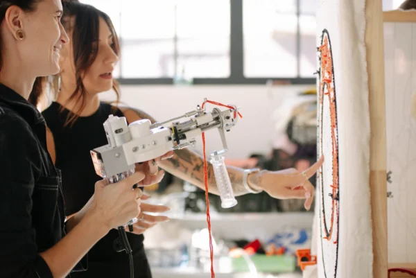 Elisaveta et une des pratiquantes de l'atelier créatif